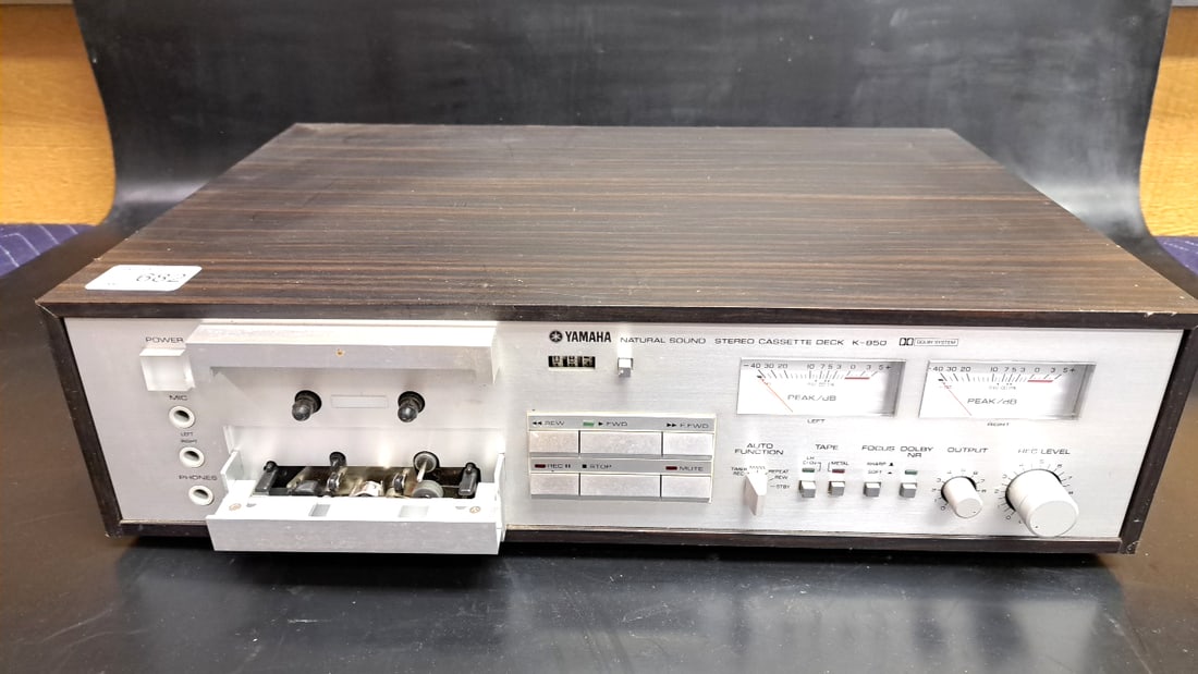 Yamaha K-850 Stereo Cassette Deck Vintage Silver Woodgrain Full-Size Needs Belt (1 of 10)