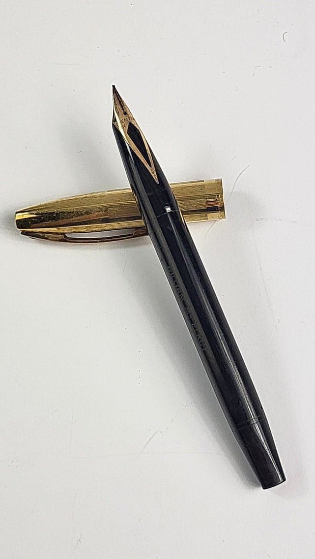 Sheaffer Triumph Imperial Gold Fountain Pen Black 14K Nib (1 of 8)