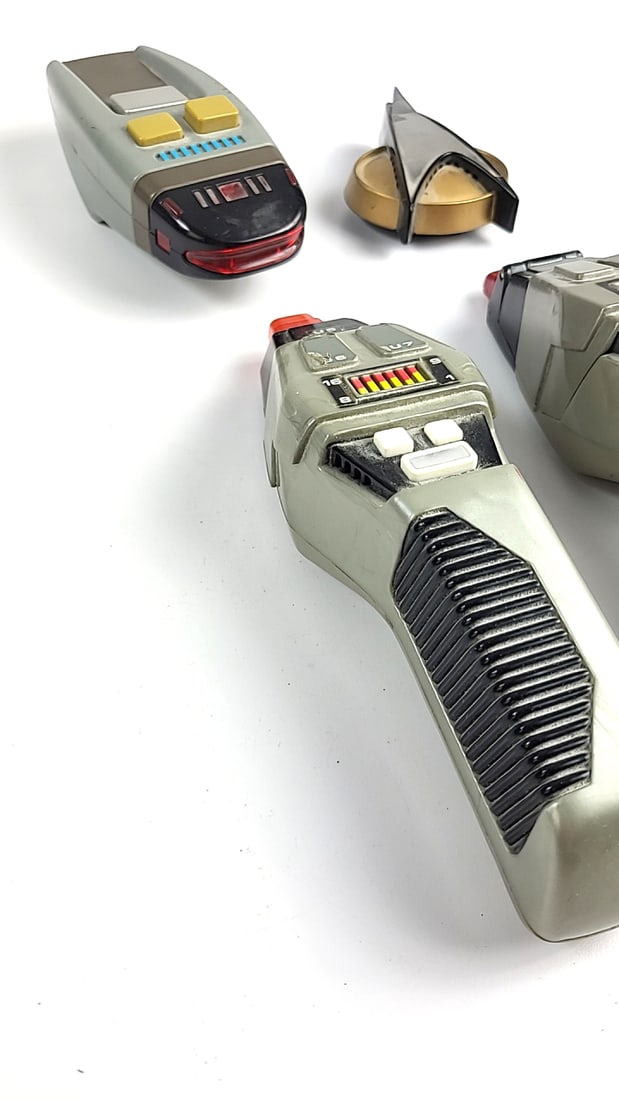 Vintage Early 90's Star Trek Phasers Communicator Badge Set Prop Battery Oprated Replica Gray Sci... - 2