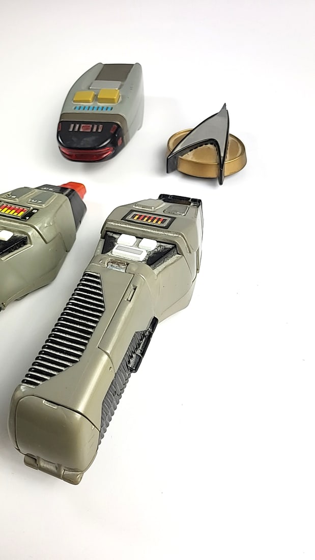 Vintage Early 90's Star Trek Phasers Communicator Badge Set Prop Battery Oprated Replica Gray Sci... - 3