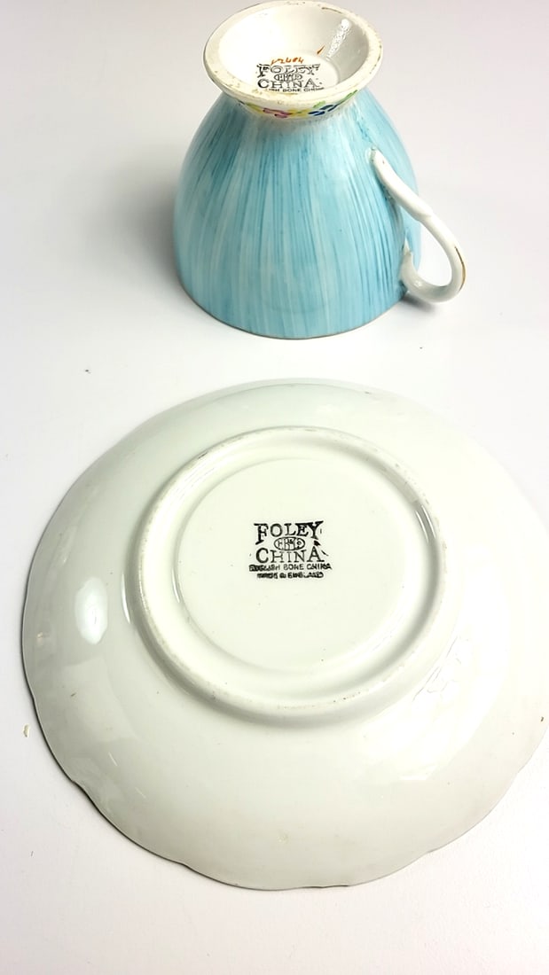 Foley Bone China Vintage Blue Floral Pattern Teacup and Saucer Set with Gold Trim - 3