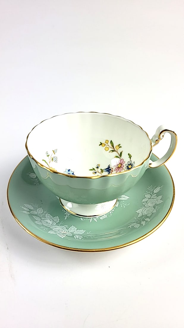 Aynsley Fine Bone China Tea Cup & Saucer Set Floral Green Gold Trim Elegant Vintage Design: This is a general auction of estate goods. All items as as pictured. Local pick up will be on 3/14 at our warehouse in Sodo (3429 Airport Way S) from 10am-1pm. Items not picked up will be subjec