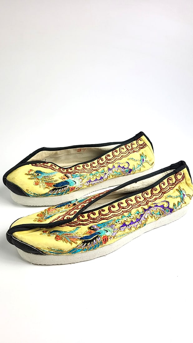 (1) Vintage Embroidered Chinese Opera House Slip-On Shoes Size 37 Yellow Multicolor Dragon Design: This is a general auction of estate goods. All items as as pictured. Local pick up will be on 3/14 at our warehouse in Sodo (3429 Airport Way S) from 10am-1pm. Items not picked up will be subjec