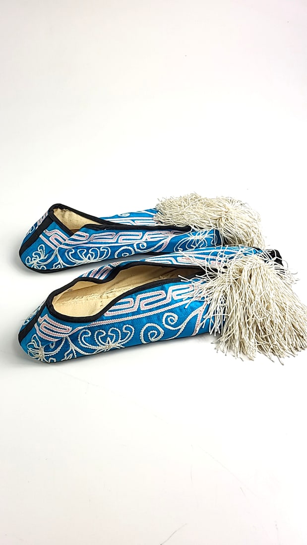 (1) Vintage Embroidered Chinese Opera House Slip-On Shoes Size see pics Blue Multicolor: This is a general auction of estate goods. All items as as pictured. Local pick up will be on 3/14 at our warehouse in Sodo (3429 Airport Way S) from 10am-1pm. Items not picked up will be subjec