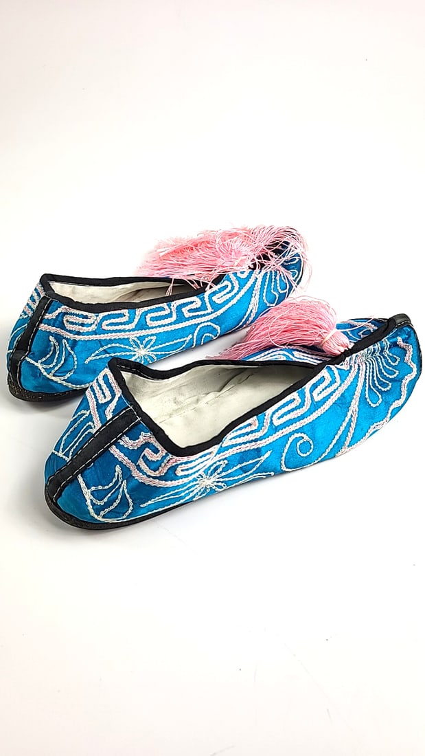 Vintage Embroidered Chinese Opera House Slip-On Shoes Size 40 Blue Multicolor: This is a general auction of estate goods. All items as as pictured. Local pick up will be on 3/14 at our warehouse in Sodo (3429 Airport Way S) from 10am-1pm. Items not picked up will be subjec