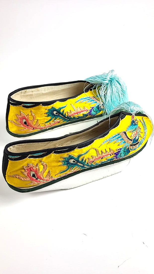 Vintage Embroidered Chinese Opera House Slip-On Shoes With Middle Platform Size 40 - See Pics Yel...: This is a general auction of estate goods. All items as as pictured. Local pick up will be on 3/14 at our warehouse in Sodo (3429 Airport Way S) from 10am-1pm. Items not picked up will be subjec