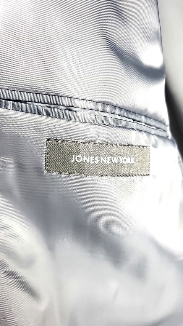 Jones New York 3 Piece Mens Suit 100% Wool Plaid Jacket - Vest - Pants - See Pics For Sizing: This is a general auction of estate goods. All items as as pictured. Local pick up will be on 3/14 at our warehouse in Sodo (3429 Airport Way S) from 10am-1pm. Items not picked up will be subjec