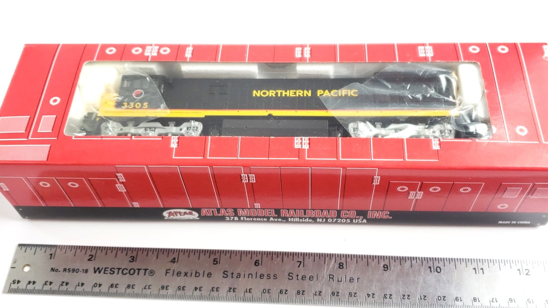 Atlas HO Scale Locomotive U33C No.8540 Northern Pacific - 7