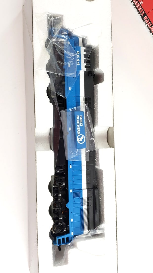 Atlas HO Scale U33C Locomotive No.8531 Great Northern Road No.2544 HO - 7