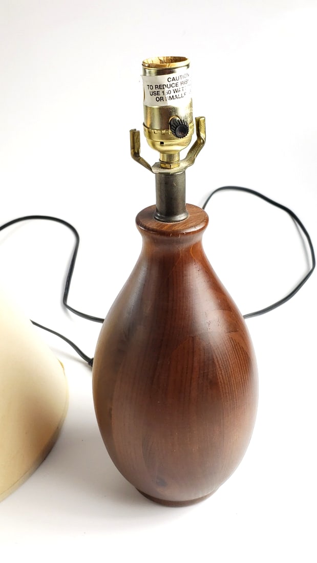 Vintage Table Lamp with Wooden Base and Cream Shade - 7