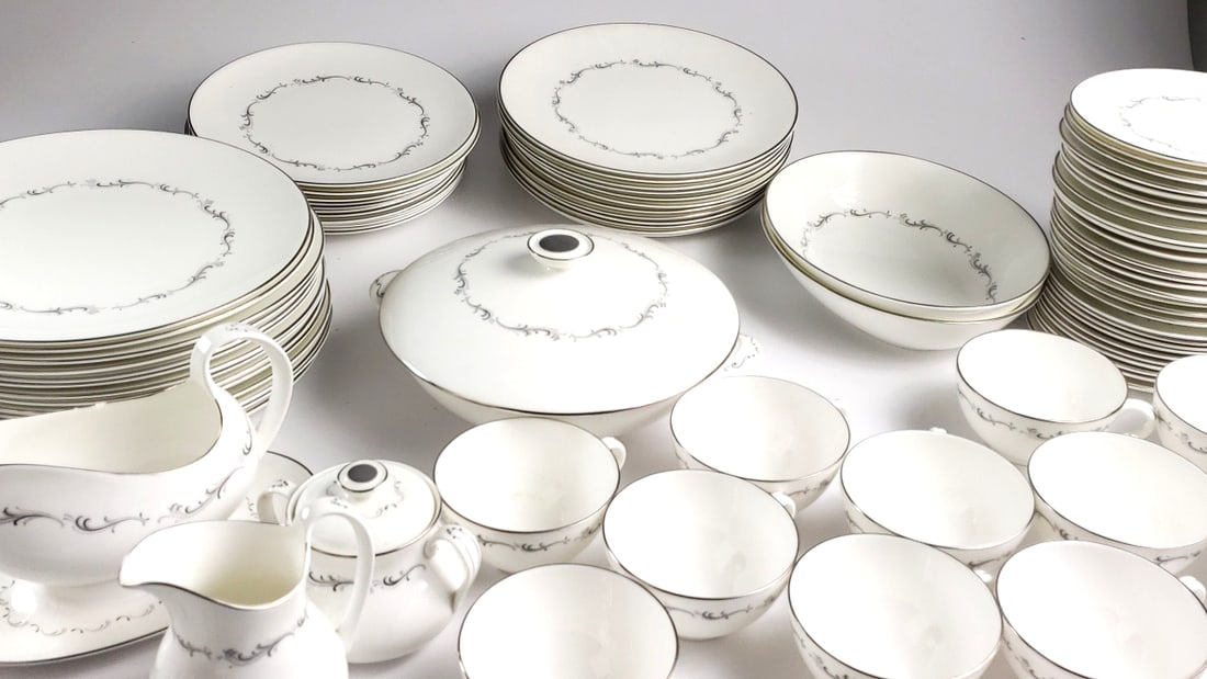 70+ Lot Of Royal Doulton Coronet English Fine Bone China Service For 12-16 - 19