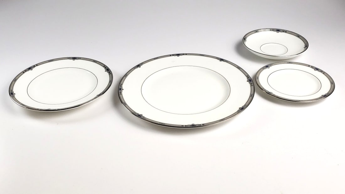 Wedgewood Amherst Rimmed China Dinner Dish Set - 4 Pieces: Nice Low Estimate: 50 Width: 4 Height: 4 High Estimate: 100