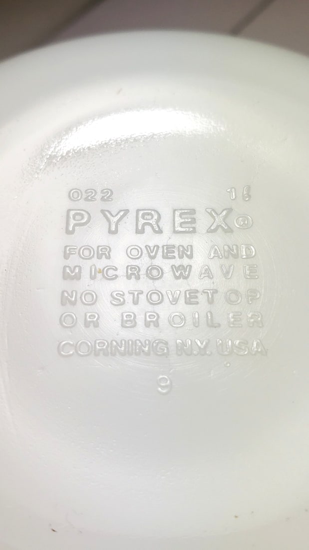 Glass Pyrex Casserole Dish 022 with Lid and Retro Floral Quilted Cozy Handler - 2