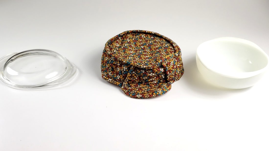Glass Pyrex Casserole Dish 022 with Lid and Retro Floral Quilted Cozy Handler - 3