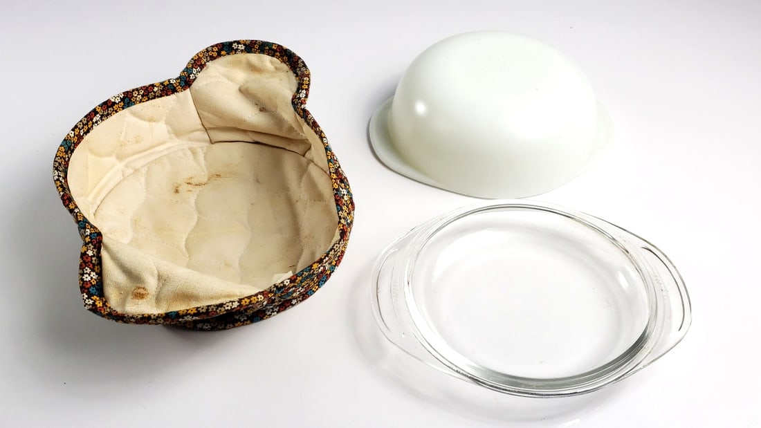 Glass Pyrex Casserole Dish 022 with Lid and Retro Floral Quilted Cozy Handler - 5