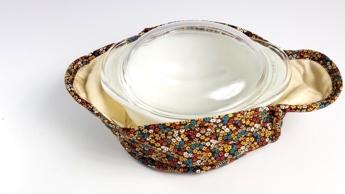 Glass Pyrex Casserole Dish 022 with Lid and Retro Floral Quilted Cozy Handler - 7