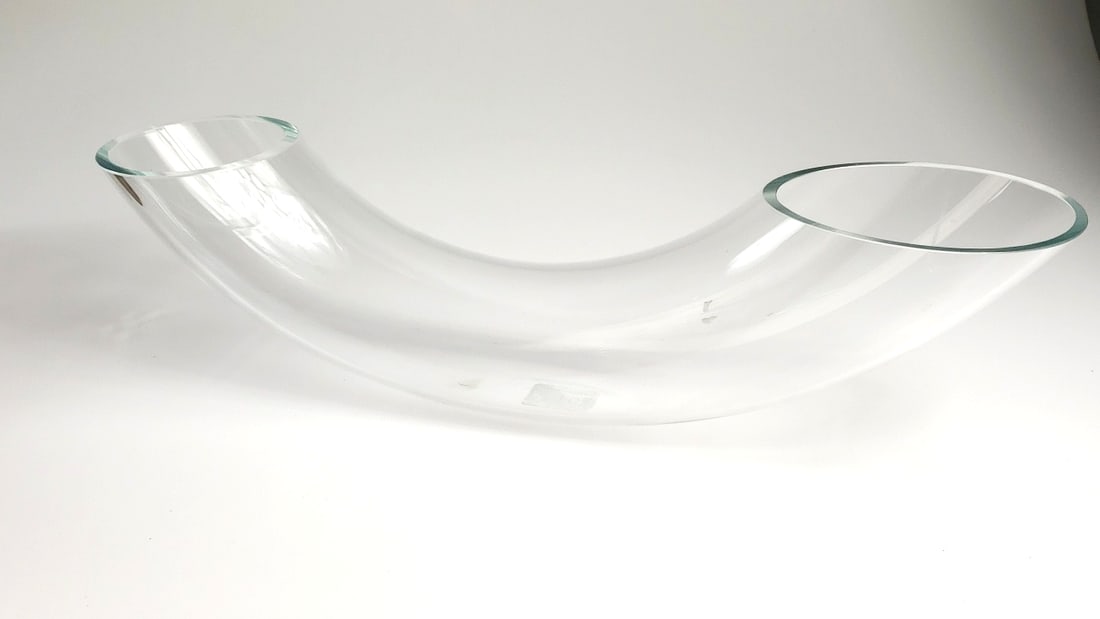 Clear Glass Curved Wedding Vase 1/4" Thick: Cool Height: 6 High Estimate: 100 Low Estimate: 10 Width: 6
