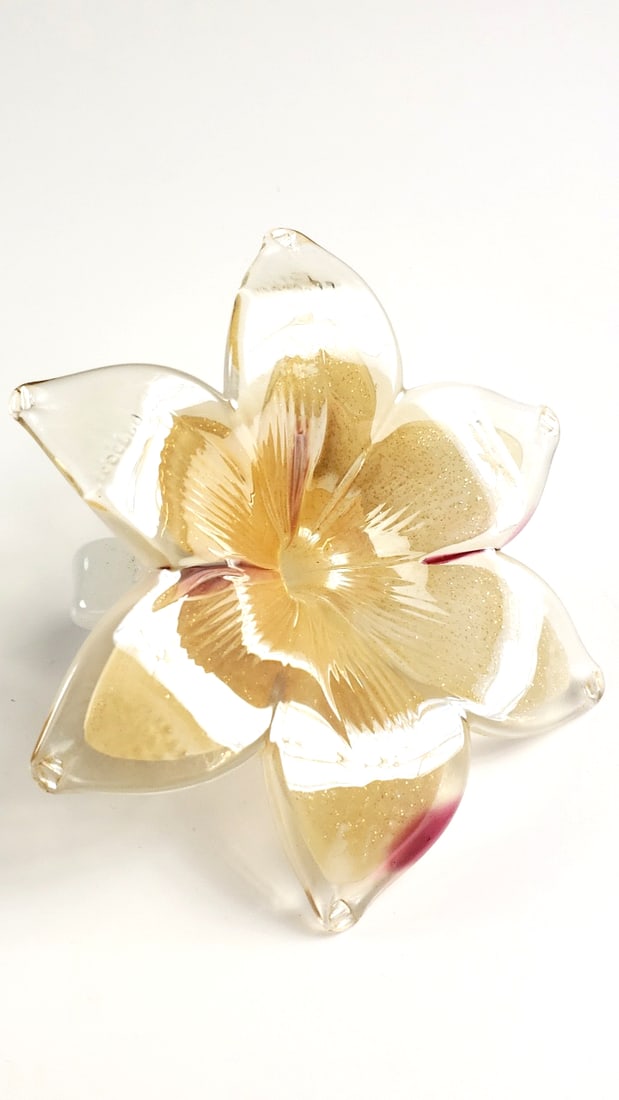 Blown Glass Flower Ornament with Gold Accents: Great Width: 4 Height: 4 Low Estimate: 15 High Estimate: 75