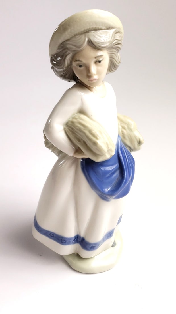 Porcelain Woman Figurine by Lladro, Marked "Made in Spain" - 2