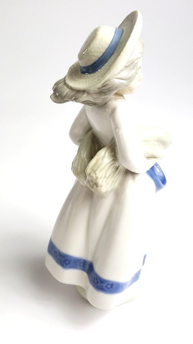 Porcelain Woman Figurine by Lladro, Marked "Made in Spain" - 3
