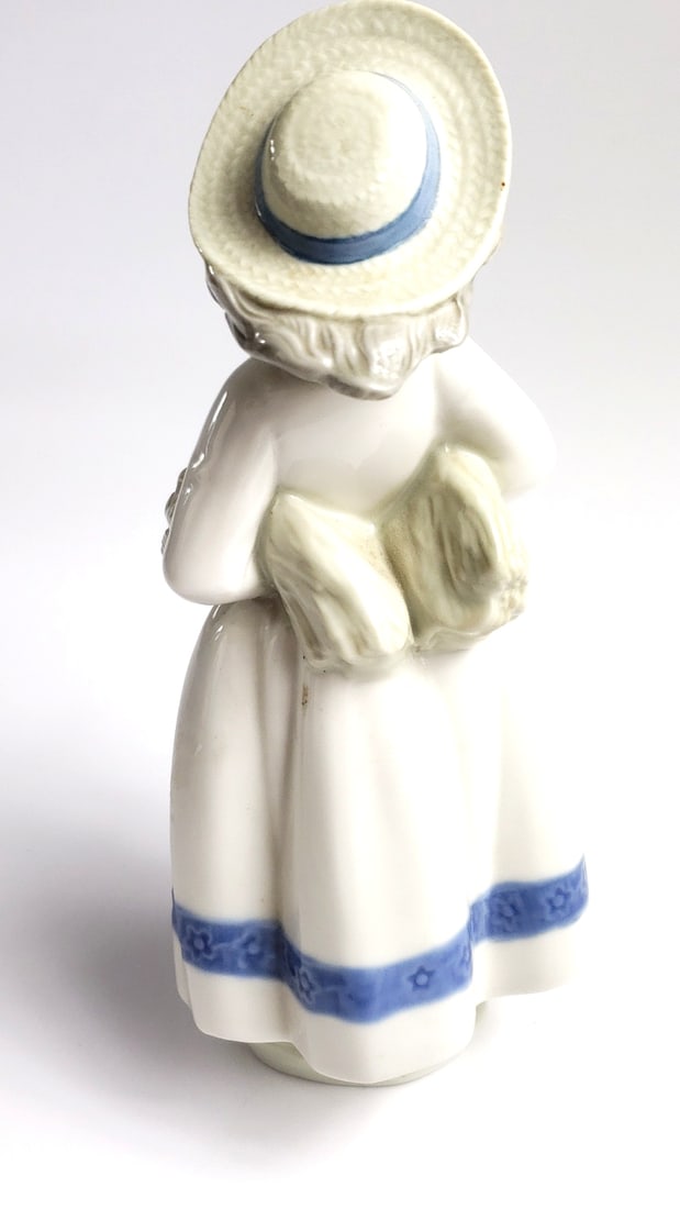 Porcelain Woman Figurine by Lladro, Marked "Made in Spain" - 4