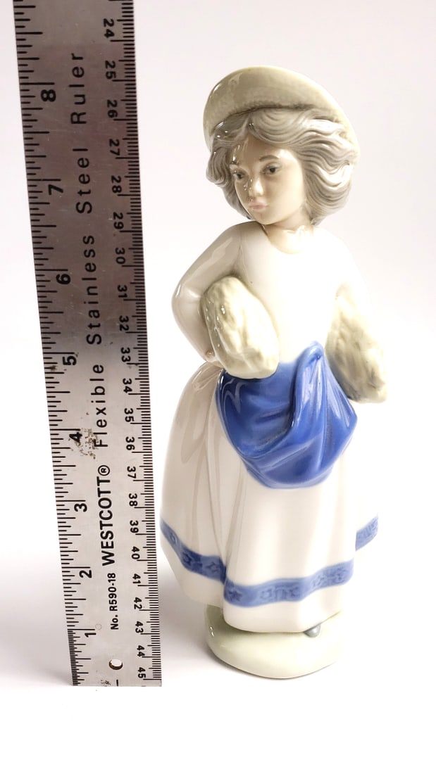 Porcelain Woman Figurine by Lladro, Marked "Made in Spain" - 6
