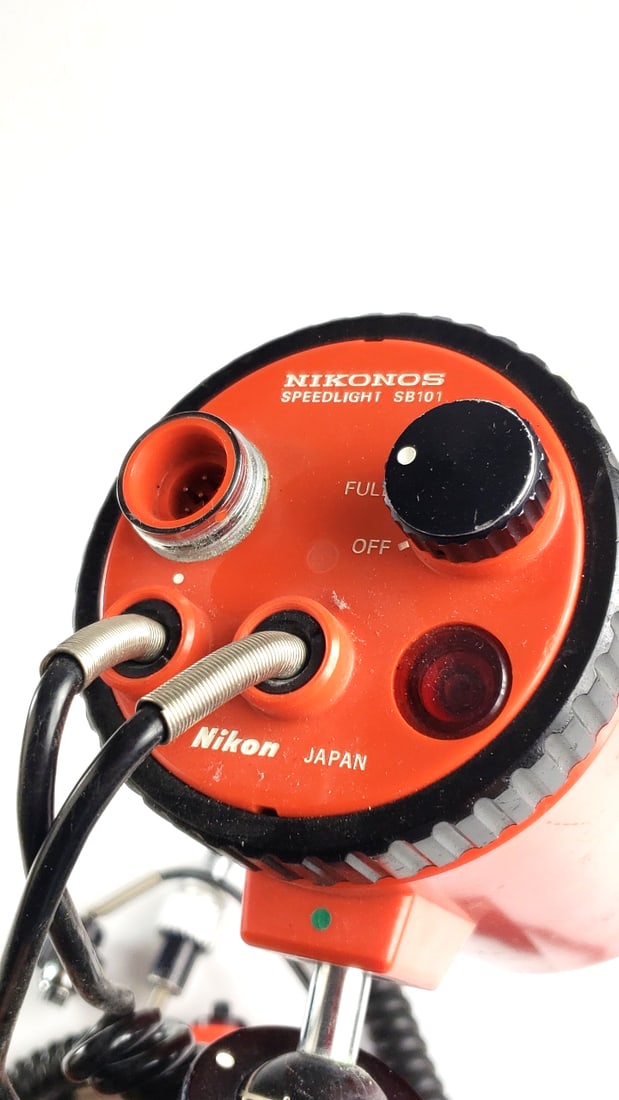 Nikonos Speedlight SB101 Underwater Flash Unit, Orange, Untested: As Is Untested Low Estimate: 50 Height: 12 Width: 8 High Estimate: 150