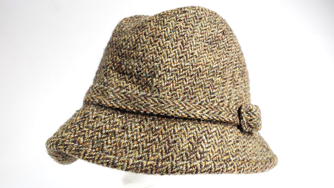 Vintage Harris Tweed 100% Wool Cloche Hat with Buckle Detail Size 7 1/2 or 61: Great Width: 2 Height: 7 Low Estimate: 15 High Estimate: 75