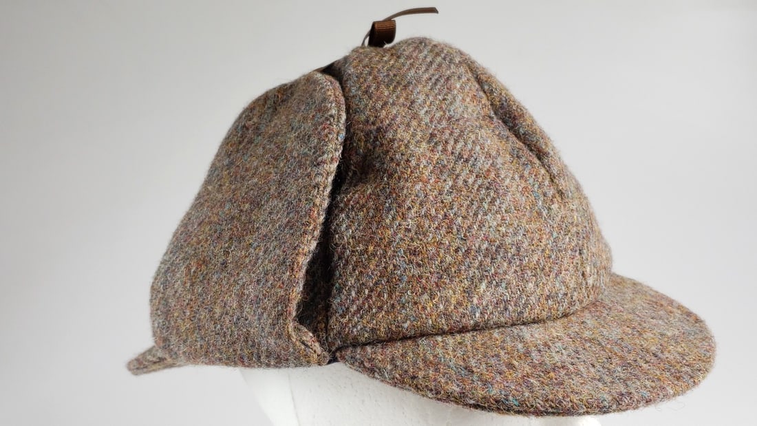 Vintage Hatterdashery Seattle Tweed Deerstalker Hat, Brown Houndstooth Pattern with Earflaps: Good see pics Height: 7 Width: 1 Low Estimate: 25 High Estimate: 70