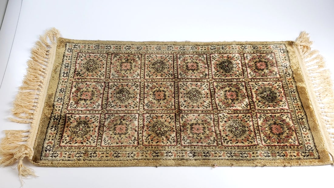 Ornate Persian-Style Prayer Rug with Fringe Trim 36" x 19" [2]: Good, could use a grooming High Estimate: 500 Height: 19 Width: 1 Low Estimate: 100