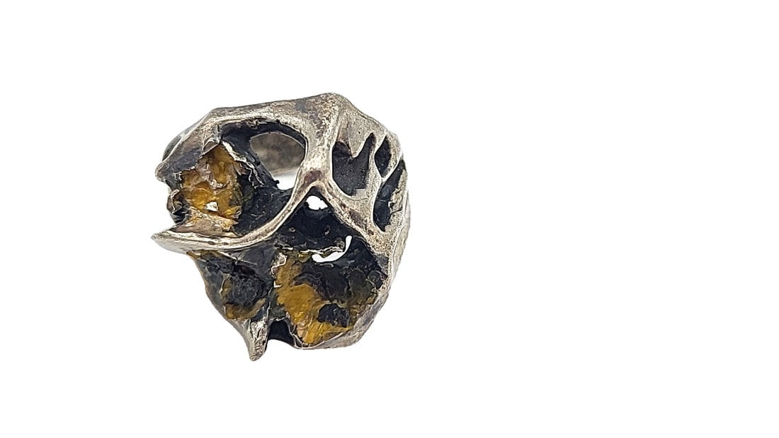 Vintage Brutalist Style Sterling Silver Ring 16.52g Size 6.5: There are some patches of yellow which i believe may be dried glue. I have not tried to remove them. 1x1x1 1 lb Height: 1 Width: 1 Low Estimate: 50.00 High Estimate: 125.00