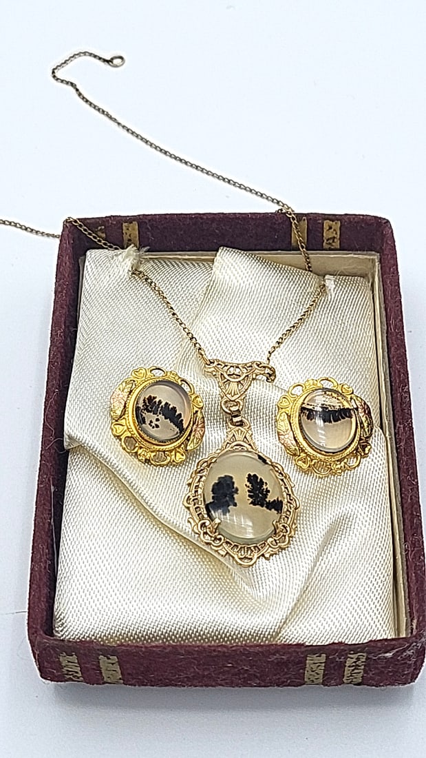 Vintage 1/20 12k Gold Moss Agate Necklace And Broken Earring Set: Earrings have their clasps missing. 4x3x1 1 lb Height: 3 Width: 1 Low Estimate: 30.00 High Estimate: 150.00