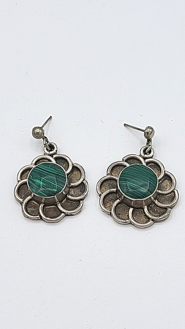 Sterling Silver Earrings With Malachite Stone Mexico Tj 14.86g: There are no fastening for these. 2x1x1 1 lb Height: 1 Width: 1 Low Estimate: 25.00 High Estimate: 80.00