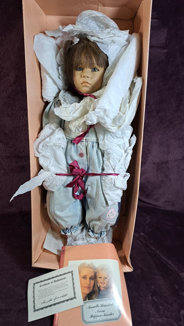 Annette Himstedt Puppen Kinder With Box And C O A: Please read descriptions and examine pictures carefully. Take into account shipping when bidding. 34x15x9 15lbs Height: 15 Width: 9 Low Estimate: 75.00 High Estimate: 500.00
