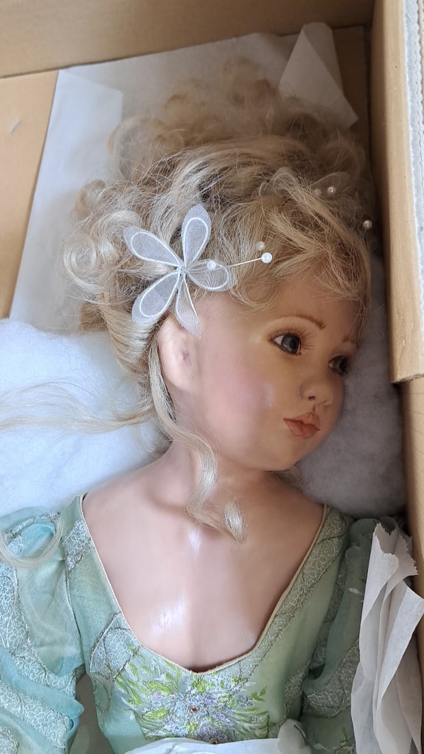 Linda Murray Eleanor Faery No. 1 Shellcloth Artist Made Doll With Coa & Box: Please read descriptions and examine pictures carefully. Take into account shipping when bidding. 48x15x12 10lbs Height: 15 Width: 12 Low Estimate: 50.00 High Estimate: 300.00