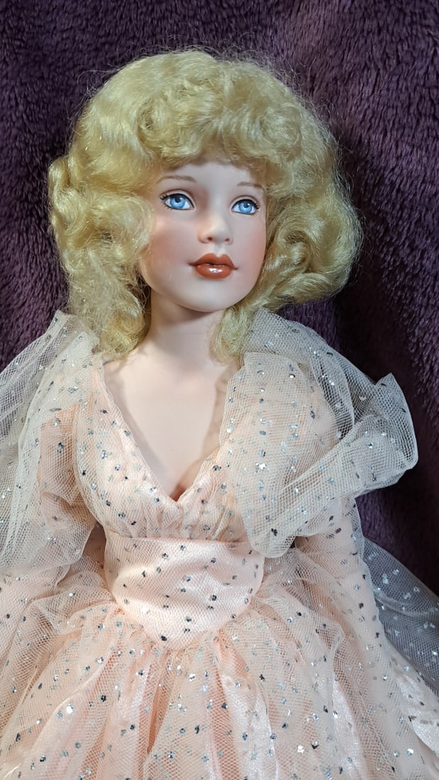 Robert Tanner Glinda 126/150 Porcelain Artist Made With Wands Necklace And Box: Please read descriptions and examine pictures carefully. Take into account shipping when bidding. 35x12x9 15lbs Height: 12 Width: 9 Low Estimate: 50.00 High Estimate: 150.00
