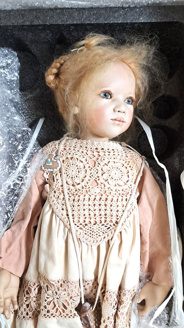 Annette Himstedt Masterpieces Hedi With Box & Coa: Please read descriptions and examine pictures carefully. Take into account shipping when bidding. 45x24x15 15lbs Height: 24 Width: 15 Low Estimate: 50.00 High Estimate: 350.00