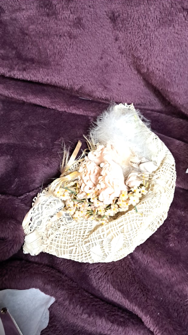 Coleen Phillips 13 1996 With Hat And Flower Bouquet - 8