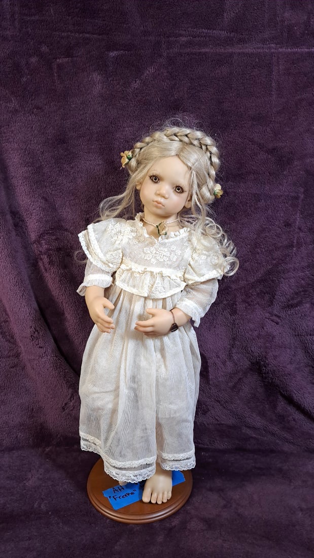 Annette Himstedt Freeke With Box And Stand (1 of 12)