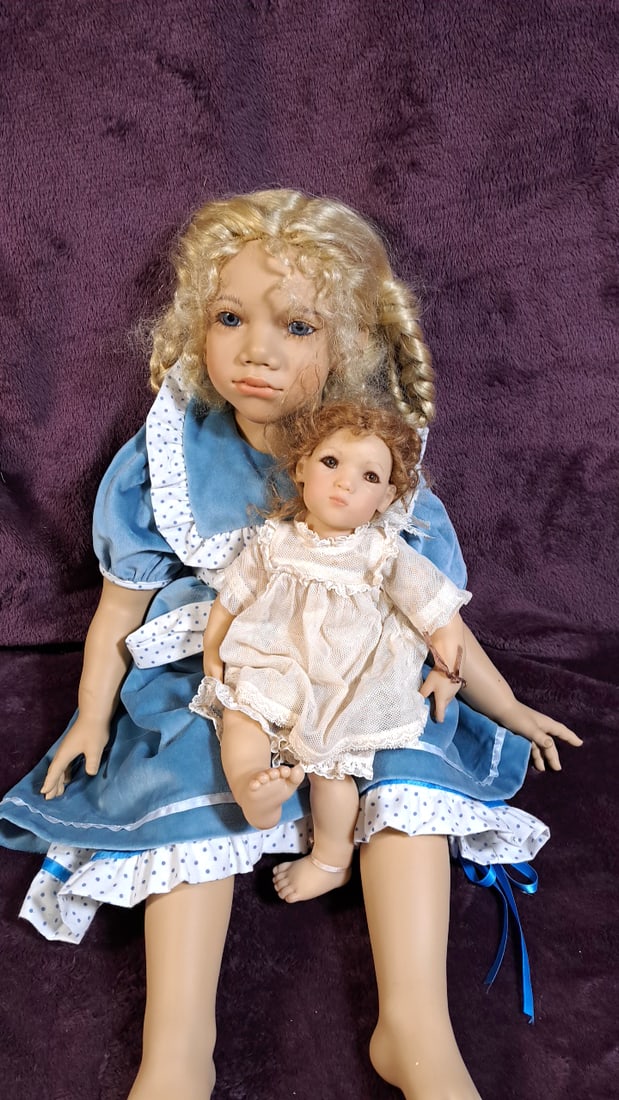 Annette Himstedt Freeke & Bibi Doll With Coa And Box: Please read descriptions and examine pictures carefully. Take into account shipping when bidding. 36x20x15 15lbs Height: 20 Width: 15 Low Estimate: 50.00 High Estimate: 600.00