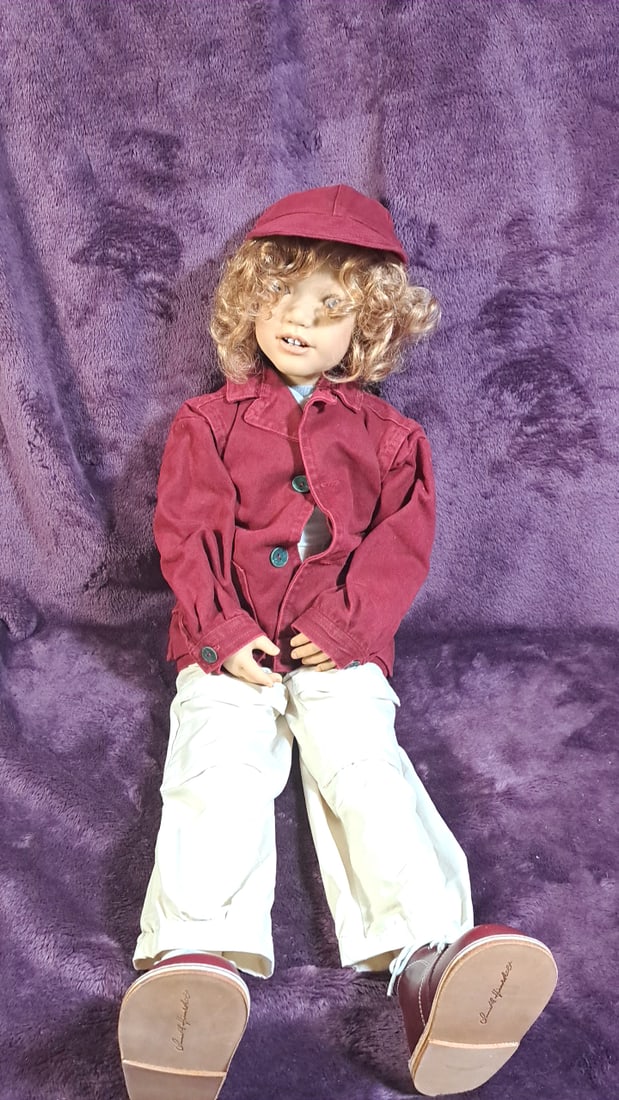 Annette Himstedt Akki With Coa And Box: Please read descriptions and examine pictures carefully. Take into account shipping when bidding. 40x20x15 15lbs Height: 20 Width: 15 Low Estimate: 50.00 High Estimate: 600.00