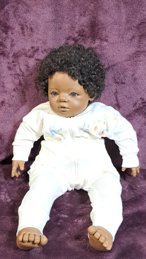 Annette Himstedt Mo And The Barefoot Baby Doll With Box: Please read descriptions and examine pictures carefully. Take into account shipping when bidding. 36x20x15 15lbs Height: 20 Width: 15 Low Estimate: 50.00 High Estimate: 450.00