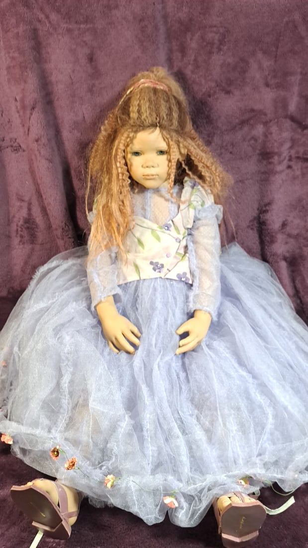 Annette Himstedt Tulani Doll: Please read descriptions and examine pictures carefully. Take into account shipping when bidding. Hair not attached - needs repair/glue 45x25x15 15lbs Height: 25 Width: 15 Low Estimate: 50.00 High Est