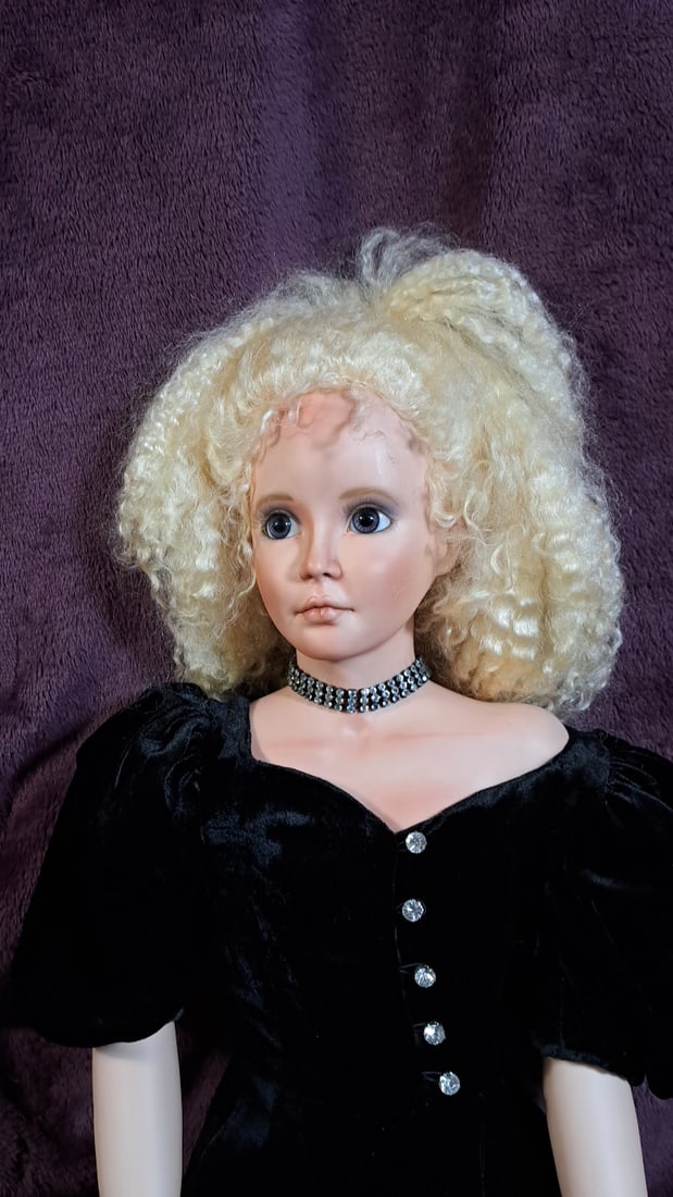 Original By Valery Blazyoo Porcelain 1993 Someget Doll: Please read descriptions and examine pictures carefully. Take into account shipping when bidding. 20x25x15 15lbs Height: 25 Width: 15 Low Estimate: 50.00 High Estimate: 150.00