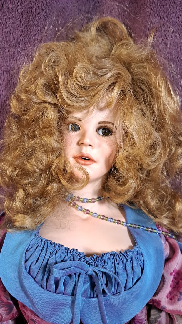 Gwen Mcneil Porcelain Doll (1 of 7)