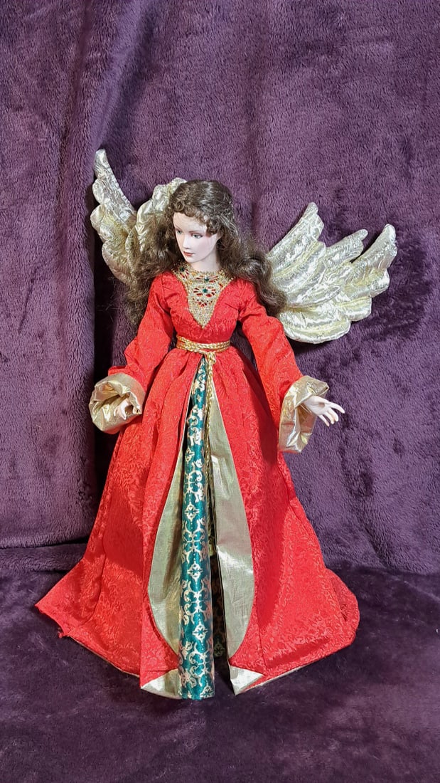 Franklin Heirloon Dolls Porcelain Noel Angel Of Christmas 1988: Please read descriptions and examine pictures carefully. Take into account shipping when bidding. 30x15x15 15lbs Height: 15 Width: 15 Low Estimate: 50.00 High Estimate: 75.00