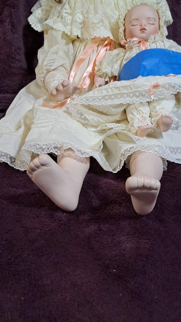 Barbara Grudgeon Victoria Porcelain Doll 1995 With Baby - 7