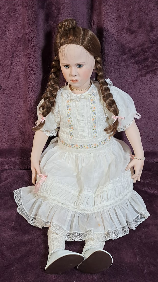 Gadc Rotraut Schrott Porcelain Self Portrait 1991 Limited Edition: Please read descriptions and examine pictures carefully. Take into account shipping when bidding. Broken finger 30x15x15 15lbs Height: 15 Width: 15 Low Estimate: 20.00 High Estimate: 2000.00