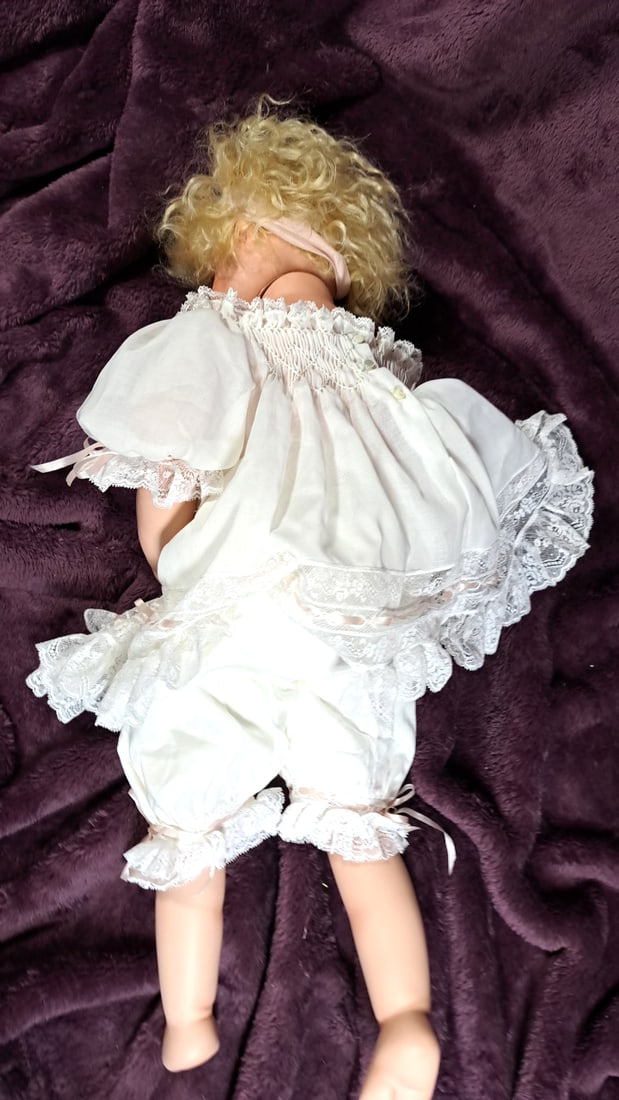 Signed Porcelain Blonde Blue-eyed Baby Doll With White Lace Smocked Dress And Curly Hair - 5