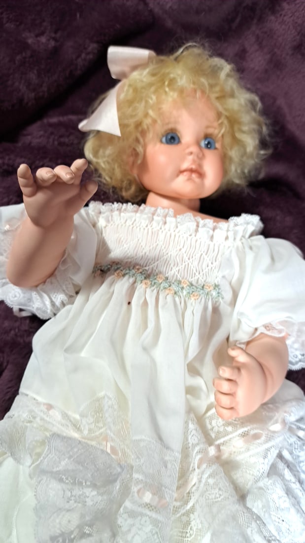 Signed Porcelain Blonde Blue-eyed Baby Doll With White Lace Smocked Dress And Curly Hair - 6